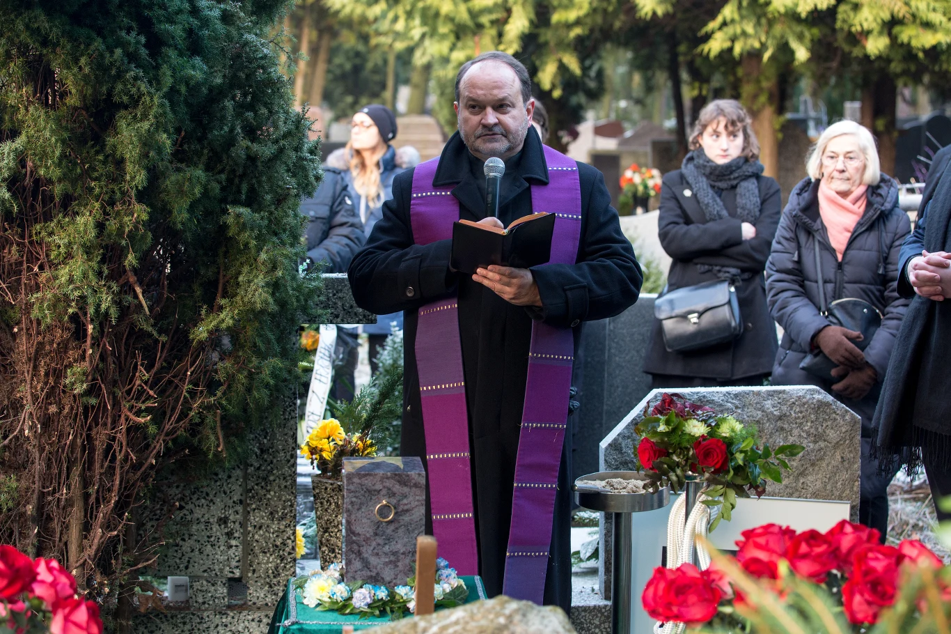 Na Cmentarzu Łostowice w Gdańsku odbyło się ostatnie pożegnanie Yacha Paszkiewicza, nazywanego "ojcem polskiego wideoklipu". Na Cmentarzu Łostowice w Gdańsku odbyło się ostatnie pożegnanie Yacha Paszkiewicza, nazywanego "ojcem polskiego wideoklipu".