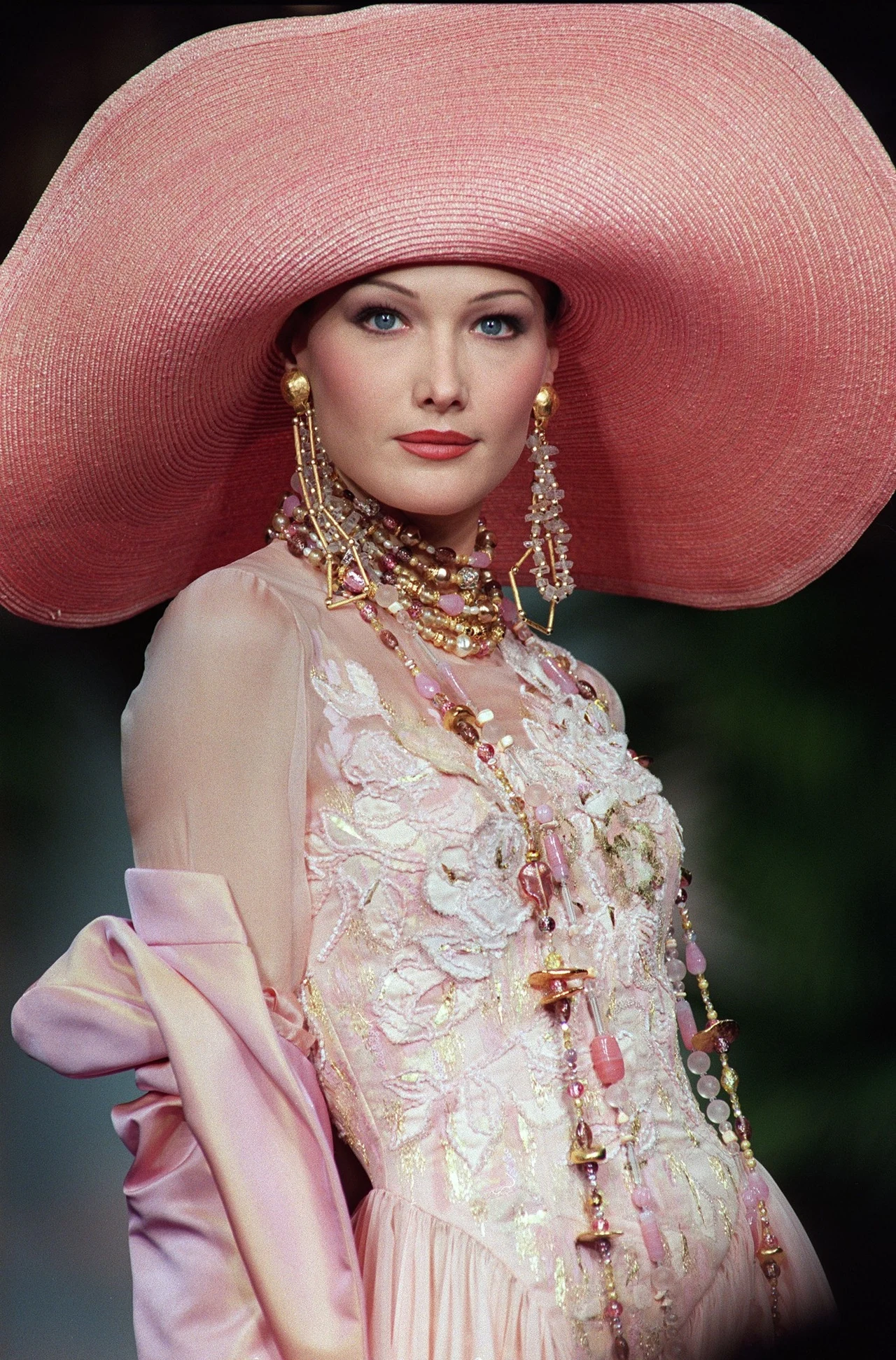 Choć Włoszka zdobyła sławę jako modelka (należała do ścisłej czołówki na świecie) to w 1997 roku zrezygnowała ostatecznie z modellingu, by realizować swoje muzyczne pasje. Początkowo współpracowała z popularnym we Francji piosenkarzem Julianem Clerkiem. Potem postawiła na karierę solową, ale na jej pierwszy autorski album trzeba było czekać kilka lat. Choć Włoszka zdobyła sławę jako modelka (należała do ścisłej czołówki na świecie) to w 1997 roku zrezygnowała ostatecznie z modellingu, by realizować swoje muzyczne pasje. Początkowo współpracowała z popularnym we Francji piosenkarzem Julianem Clerkiem. Potem postawiła na karierę solową, ale na jej pierwszy autorski album trzeba było czekać kilka lat.