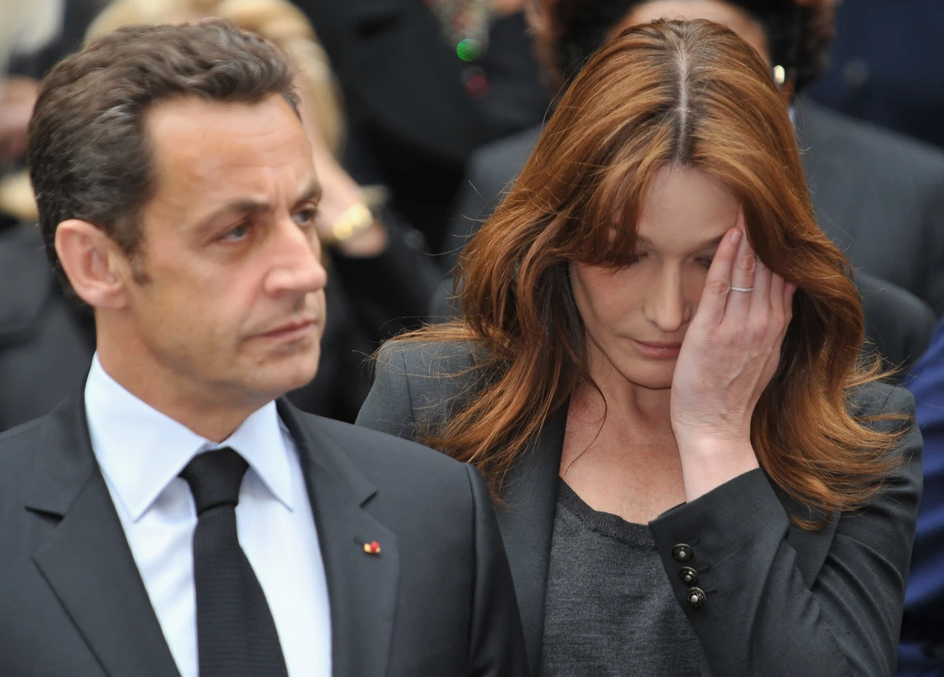 Pod koniec 2007 roku wokalistkę zaczęto widywać w towarzystwie francuskiego prezydenta, Nicolasa Sarkozy’ego, którego została żoną w lutym następnego roku. Uroczystość odbyła się w Pałacu Elizejskim w Paryżu. To jej pierwsze małżeństwo. Sarkozy ożenił się natomiast po raz trzeci. W ojczyźnie Mollierre'a uznano to za towarzyskie wydarzenie roku.