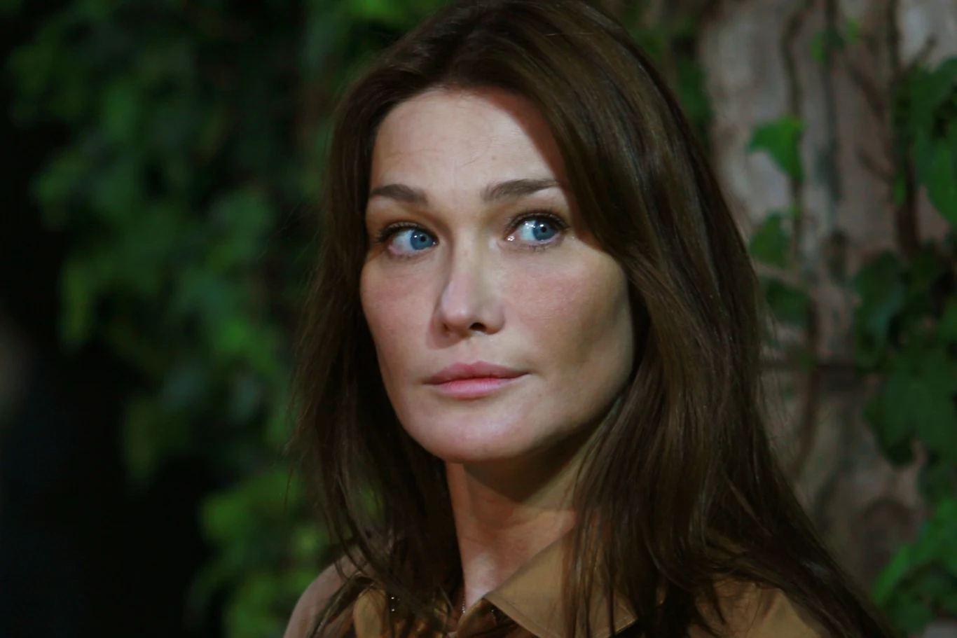 Dla jednych topowa modelka lat 90., dla innych stylowa francuska pierwsza dama. Jeszcze inni znają ją jako wokalistkę z kilkoma płytami na koncie. Carla Bruni kończy 50 lat. Urodziła się 23 grudnia 1967 roku w Turynie jako młodsza córka pianistki Marysy Borini i kompozytora Alberto Bruni Tedeschi, dzięki czemu muzyka zajmowała bardzo ważne miejsce w życiu Bruni już od dnia narodzin. W 1975 roku wraz z rodziną przeniosła się do Francji w obawie przed prześladowaniami ze strony Czerwonych Brygad. Szkolę średnią skończyła w sąsiedniej Szwajcarii, by z powrotem wrócić nad Sekwanę i rozpocząć studia na Wydziale Architektury paryskiego uniwersytetu. Porzuciła jednak naukę na rzecz wybiegu. Miała wtedy 19 lat.