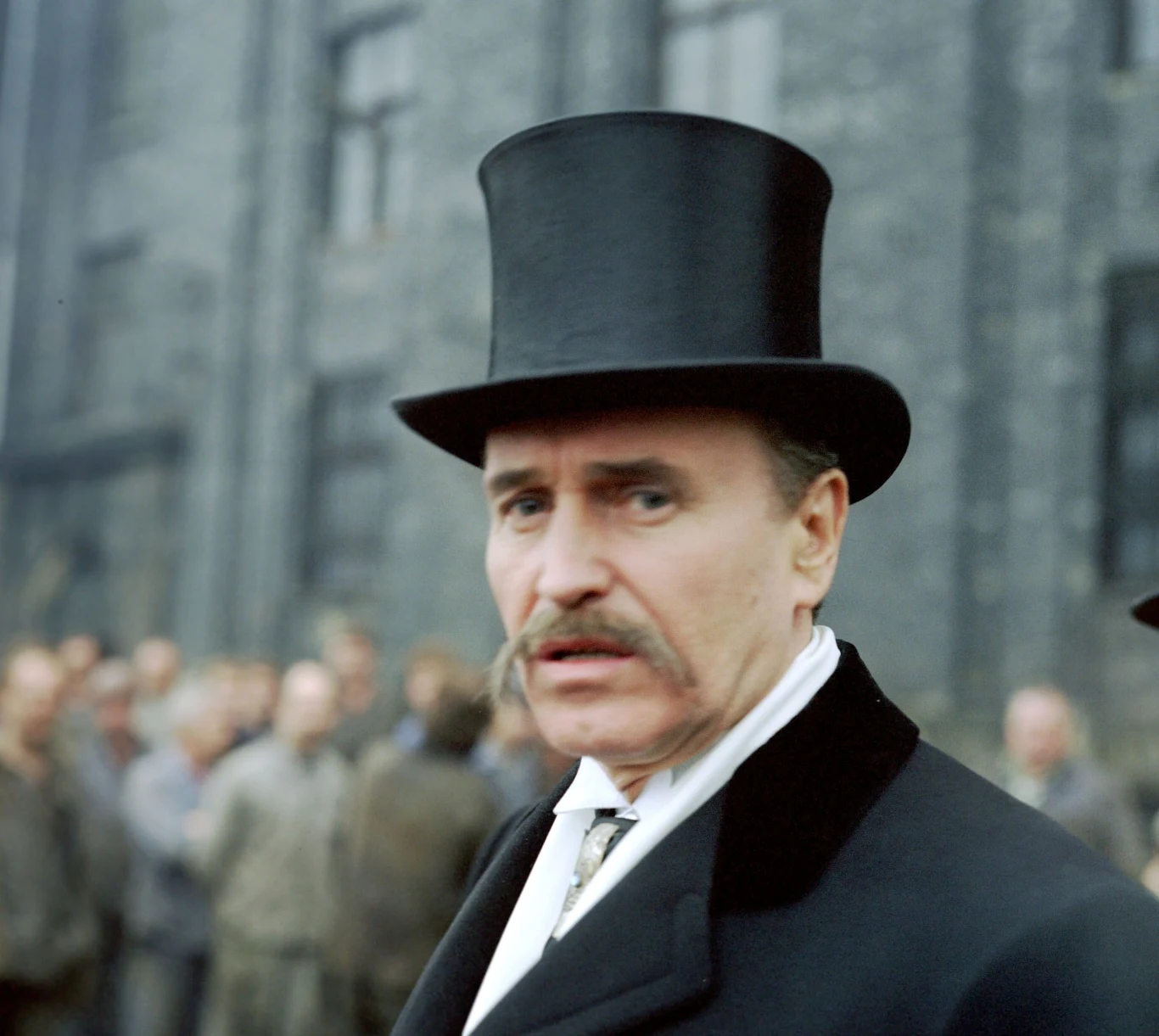 W postać seniora rodu - pszczyńskiego księcia Hansa Friedricha von Teussa - wcielił się Jan Nowicki. Najpierw rozpada się jego pierwsze małżeństwo, a potem, w atmosferze skandalu, także drugie. Rozpadają się więzi rodzinne - każdy z synów wybiera inną drogę - zdrady. Jeden (Bogusław Linda) zdradza ojca, uwodząc jego żonę. Drugi (Jan Englert) zdradza Niemcy, wybierając polskość; trzeci (Olgierd Łukaszewicz) zdradza wszystko i wszystkich, wybierając nazizm i doprowadzając rodzinę do bankructwa. Kopalnie von Teussów na Śląsku przechodzą pod polski zarząd przymusowy. Na dziejową scenę wkracza niemiecki faszyzm. 