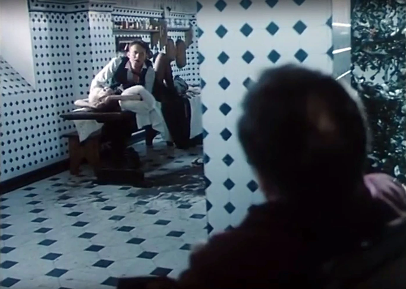 Najsłynniejszym momentem "Magnata" była tzw. "scena makowa", która uznawana jest za najlepszą sceną erotyczną w historii polskiego kina. To moment zbliżenia między Bolkiem (Linda) a jego macochą (Szapołowska), do którego dochodzi w kuchni na przygotowanych na święta surowych makowcach.

Realizacja ujęcia była niezwykle kosztowna. Przez miesiąc budowano dekorację w Wytwórni Filmów Oświatowych w Łodzi. Scenę kręcono przez dziewięć godzin, na ekranie trwa ona 6 minut.