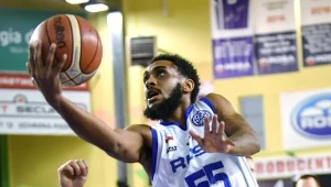 Zawodnik Rosy Radom Ryan Harrow (P) podczas meczu Ligi Mistrzów FIBA z Movistar Estudiantes Madryt