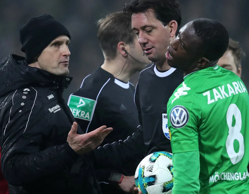 Od lewej: Heiko Herrlich, sędzia Manuel Graefe i Denis Zakaria Od lewej: Heiko Herrlich, sędzia Manuel Graefe i Denis Zakaria