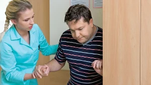 Brzozowski zostanie poddany szczegółowym badaniom. Okaże się, że jego bóle głowy i utraty przytomności mają bardzo poważną przyczynę