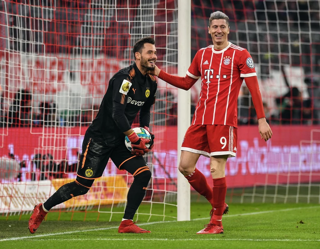 Robert Lewandowski (z prawej) i bramkarz Borussii Dortmund Roman Buerki Robert Lewandowski (z prawej) i bramkarz Borussii Dortmund Roman Buerki