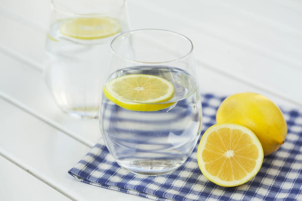 Wypijana codziennie rano szklanka ciepłej wody z cytryną, pomoże nam w oczyszczeniu wątroby