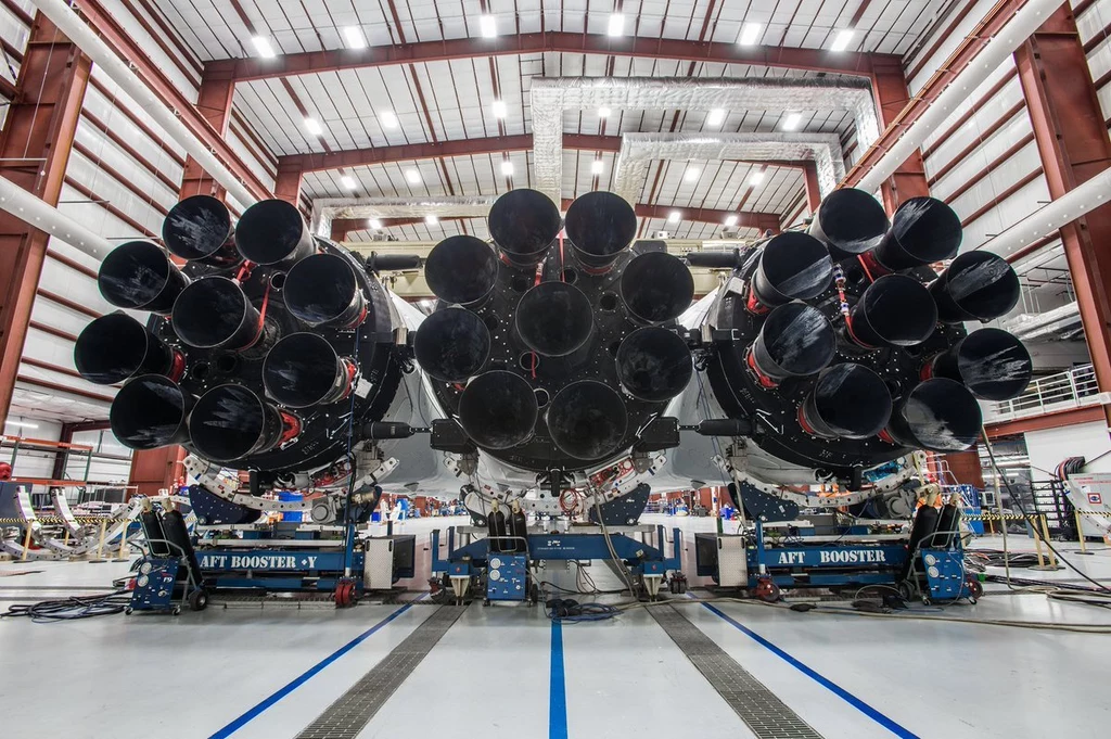 Jedno z pierwszych zdjęć zintegrowanego Falcona Heavy Jedno z pierwszych zdjęć zintegrowanego Falcona Heavy