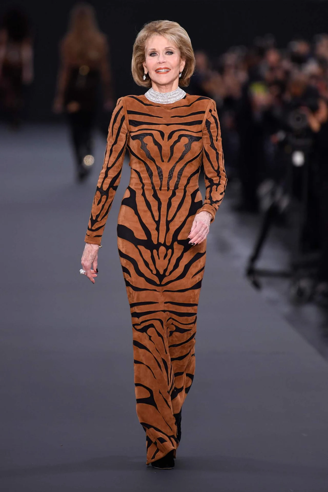 Jane Fonda świętuje 80. urodziny. Ma na koncie dwa Oscary, trzy burzliwe małżeństwa (ostatnie - z telewizyjnym potentatem Tedem Turnerem) i aktywną karierę społeczno-politycznej aktywistki. Nie wszyscy pamiętają, że pod koniec lat 60. po roli w filmie "Barbarella" uznano ją za symbol seksu; dekadę później zrewolucjonizowała przemysł fitness wypuszczając na rynek kasetę wideo "Jane Fonda’s Workout". 

