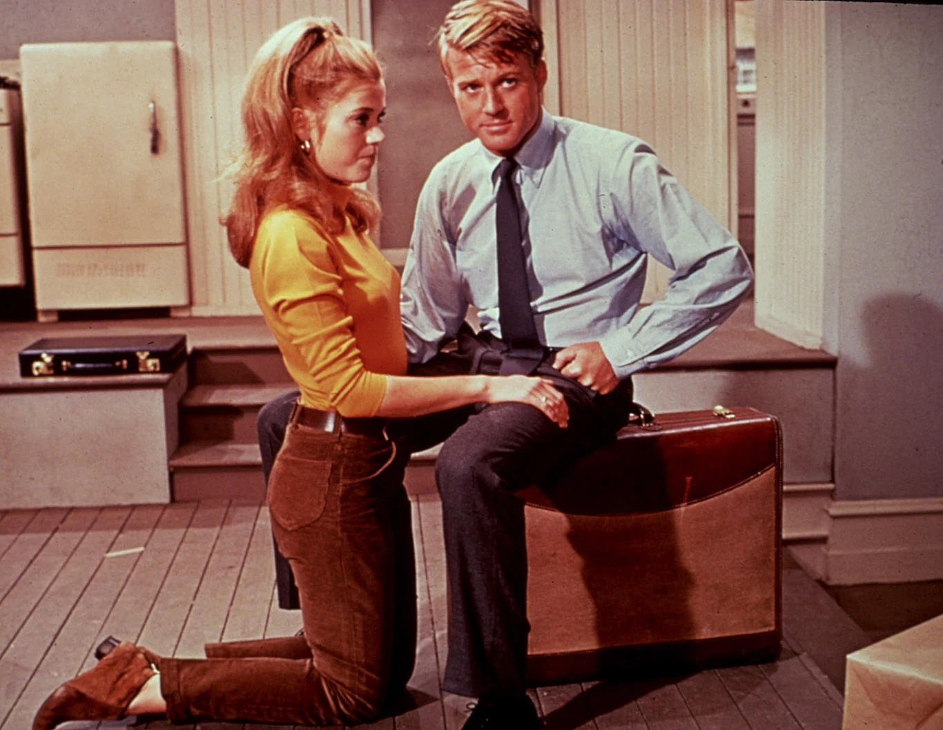 "Boso w parku" (1967) biegała Jane Fonda wspólnie z Robertem Redfordem w komedii obyczajowej Gene'a Saksa, gdzie wcielili się w nowożeńców próbujących ułożyć sobie życie w obskurnej norze na Greenwich Village. Fonda otrzymała rolę w tym filmie po tym, jak Natalie Wood zrezygnowała z angażu, by odpocząć od wyczerpującej kariery. Jej wysiłek doceniła Brytyjska Akademia Filmu i Telewizji, przyznając Fondzie nagrodę BAFTA dla najlepszej zagranicznej aktorki.