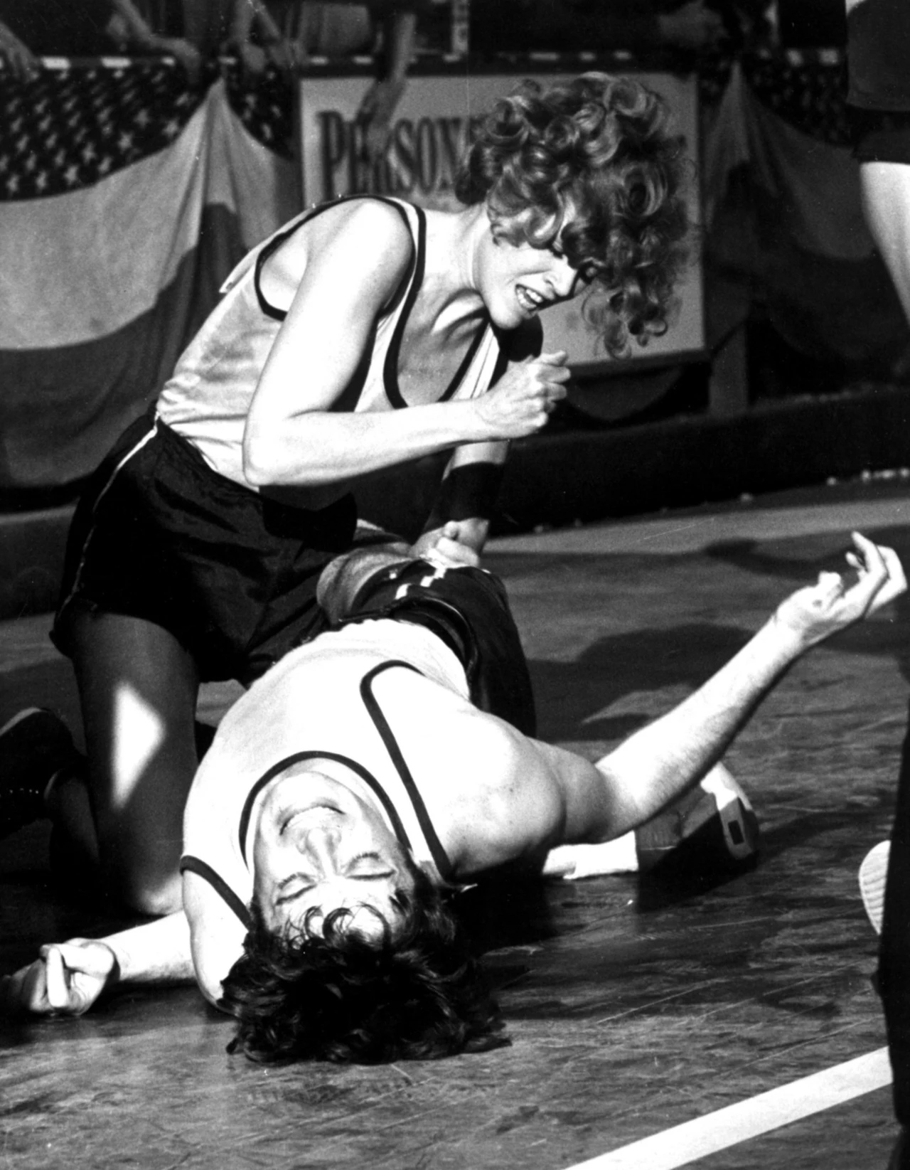 W kolejnym filmime - "Czyż nie dobija się koni?" (1969) w reżyserii Sydneya Pollacka - udowodniła jednak, że nie interesuje jej etykietka symbolu seksu. Za zniuansowaną rolę Glorii Beatty - "cynicznej malkontentki" próbującej wygrać taneczny konkurs - aktorka otrzymała pierwszą w karierze nominację do Oscara.