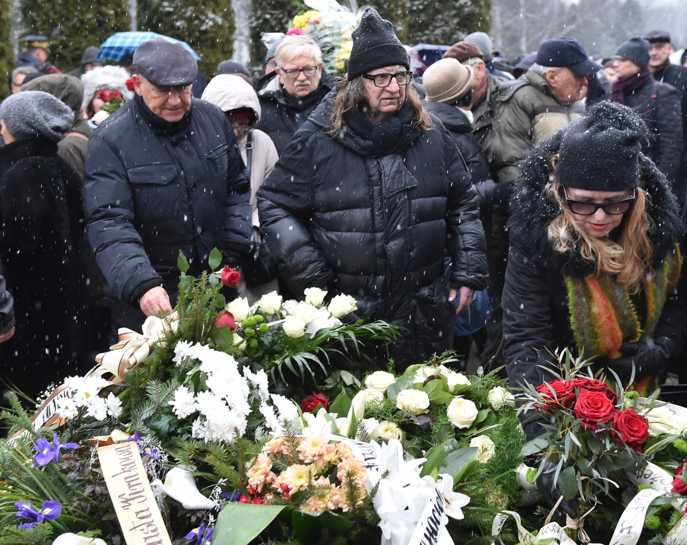 Najwięcej tekstów Leszka A. Moczulskiego wykonywała grupa Skaldowie. To on napisał słowa do takich przebojów, jak m.in. "Cała jesteś w skowronkach", "Wszystko mi mówi, że mnie ktoś pokochał", "Od wschodu do zachodu słońca", "Wszystkim zakochanym", "Szanujmy wspomnienia", "Nie domykajmy drzwi", "Po śniegu, po kolędzie". Teksty Leszka A. Moczulskiego ukazywały się na wszystkich płytach grupy - od debiutu "Skaldowie" (1967) do ostatniego albumu "Z biegiem lat" (2010). Na zdjęciu Andrzej Zieliński ze Skaldów. Najwięcej tekstów Leszka A. Moczulskiego wykonywała grupa Skaldowie. To on napisał słowa do takich przebojów, jak m.in. "Cała jesteś w skowronkach", "Wszystko mi mówi, że mnie ktoś pokochał", "Od wschodu do zachodu słońca", "Wszystkim zakochanym", "Szanujmy wspomnienia", "Nie domykajmy drzwi", "Po śniegu, po kolędzie". Teksty Leszka A. Moczulskiego ukazywały się na wszystkich płytach grupy - od debiutu "Skaldowie" (1967) do ostatniego albumu "Z biegiem lat" (2010). Na zdjęciu Andrzej Zieliński ze Skaldów.