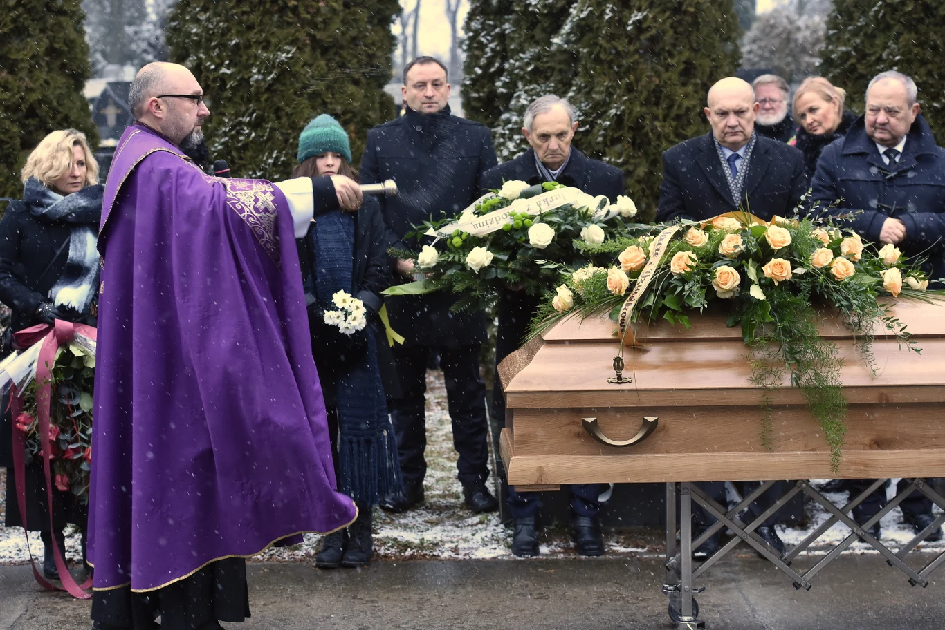 Leszek A. Moczulski zmarł 17 grudnia 2017 r. w Krakowie w wieku 79 lat. Pochodzący z Suwałk poeta od połowy lat 50. XX wieku związany był z Krakowem. Leszek A. Moczulski zmarł 17 grudnia 2017 r. w Krakowie w wieku 79 lat. Pochodzący z Suwałk poeta od połowy lat 50. XX wieku związany był z Krakowem.