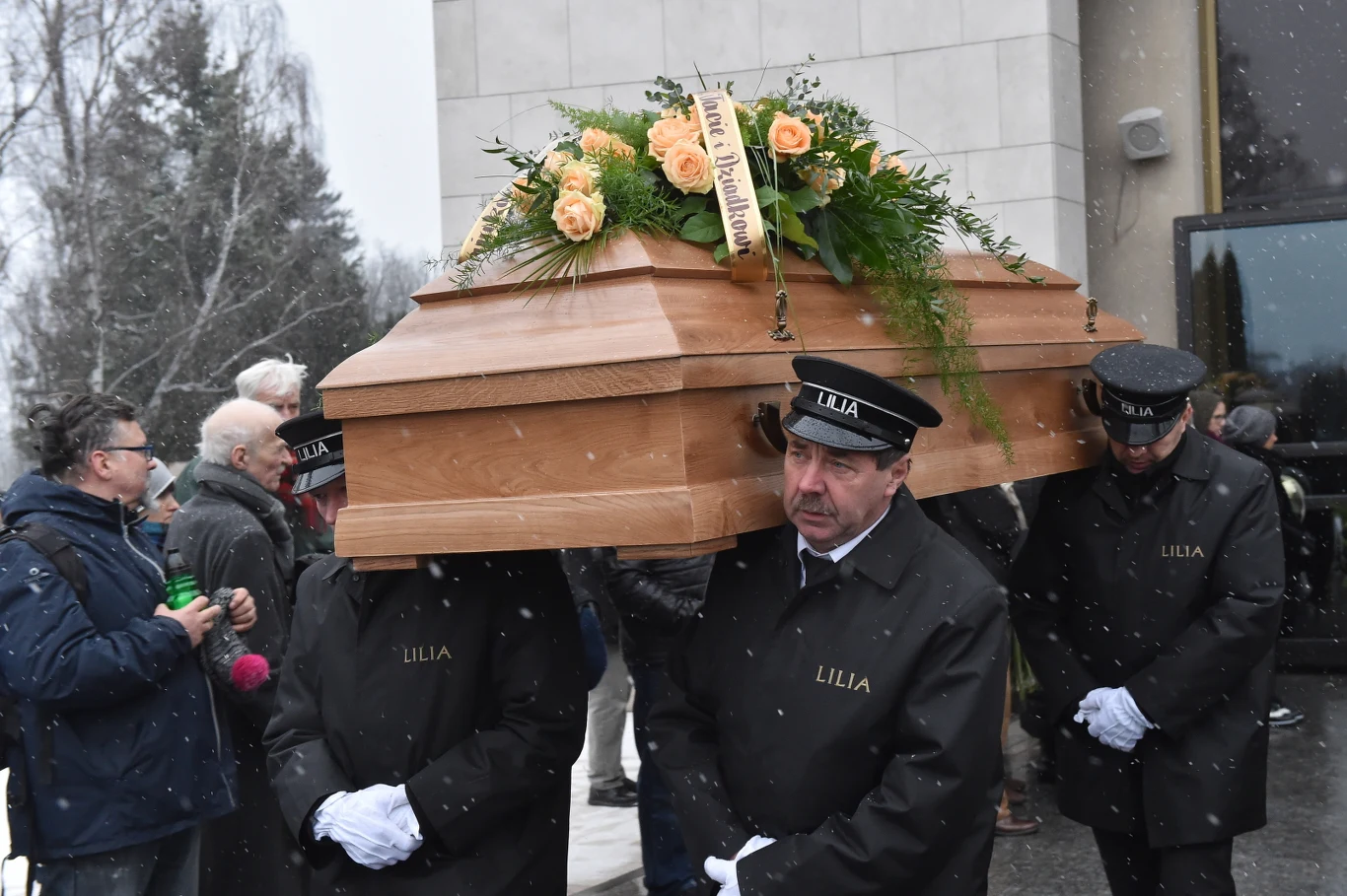 Pod koniec mszy żałobnej, odbywającej się w kaplicy cmentarnej, bracia Zielińscy - założyciele zespołu Skaldowie - wykonali improwizację muzyczną, opartą na kilku utworach, do których słowa napisał Moczulski: Andrzej Zieliński - na organach, a Jacek Zieliński - na skrzypcach. Pod koniec mszy żałobnej, odbywającej się w kaplicy cmentarnej, bracia Zielińscy - założyciele zespołu Skaldowie - wykonali improwizację muzyczną, opartą na kilku utworach, do których słowa napisał Moczulski: Andrzej Zieliński - na organach, a Jacek Zieliński - na skrzypcach.