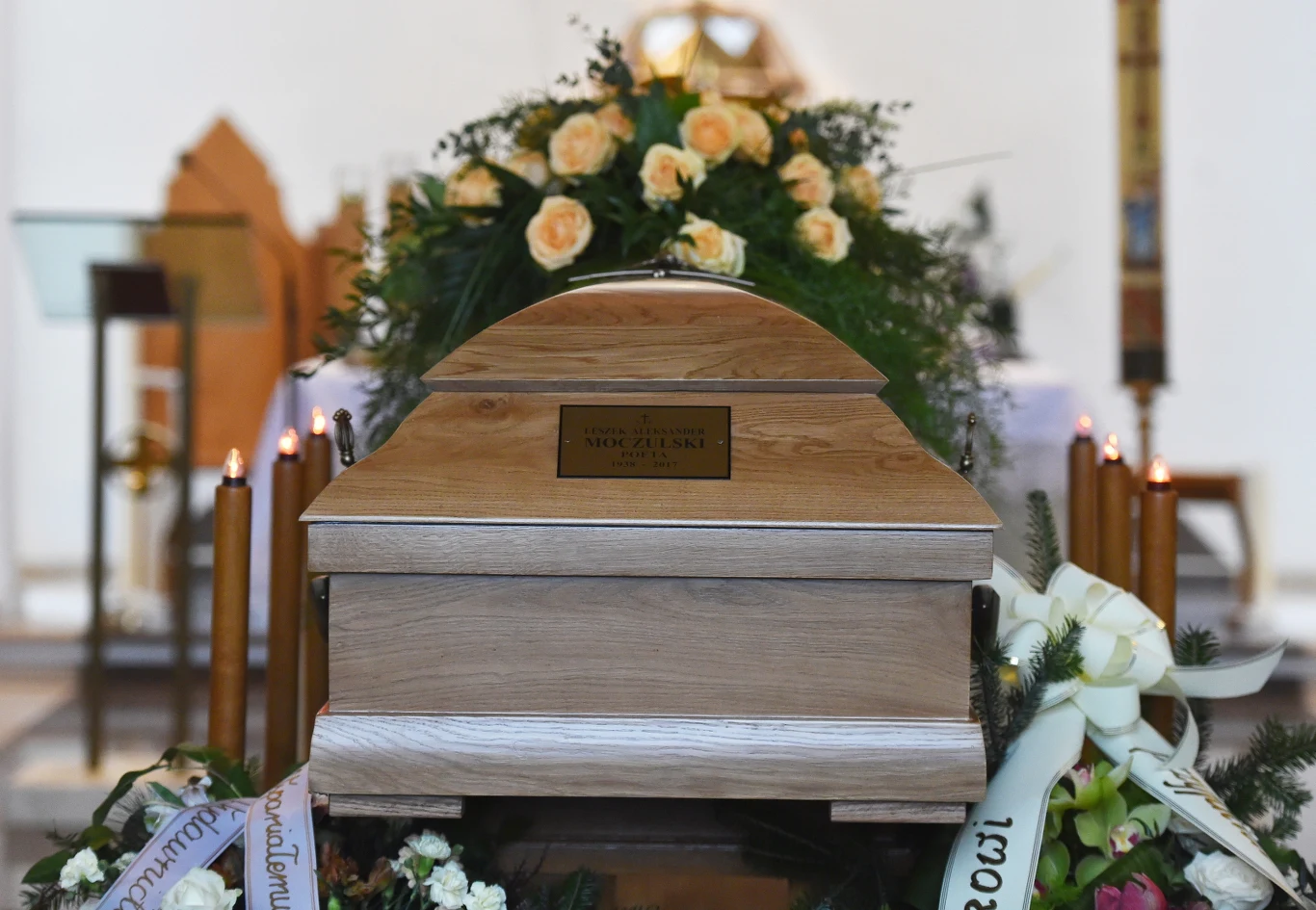 Na Cmentarzu Salwatorskim w Krakowie 21 grudnia 2017 r. pochowano Leszka Aleksandra Moczulskiego, poetę i autora tekstów dla m.in. Skaldów, Marka Grechuty, Grzegorza Turnaua i Czesława Niemena. Na Cmentarzu Salwatorskim w Krakowie 21 grudnia 2017 r. pochowano Leszka Aleksandra Moczulskiego, poetę i autora tekstów dla m.in. Skaldów, Marka Grechuty, Grzegorza Turnaua i Czesława Niemena.