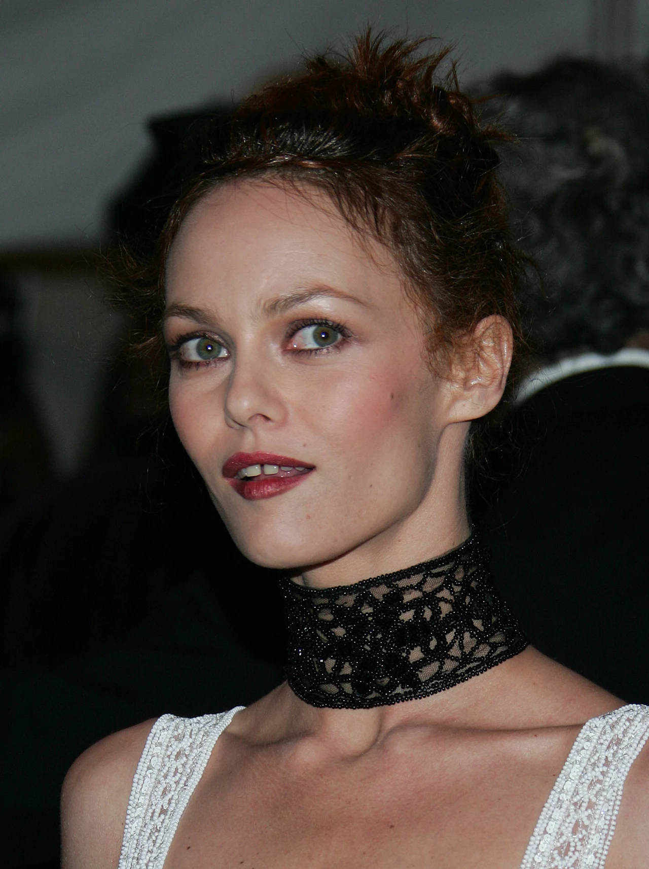 Już po premierze debiutanckiej płyty "M&J" (1988) Vanessa Paradis rzuciła szkołę. Poza muzyką zaczęła też karierę aktorską główną rolą w filmie "Białe małżeństwo". Rola wrażliwej, zakochanej w nauczycielu nastolatki przyniosła jej pierwszą filmową nagrodę - Cesara w kategorii najlepiej zapowiadającej się aktorki 1990 roku. Wówczas związała się też reklamowo z marką Chanel. Wystąpiła w słynnym spocie Jean-Paula Goude "Bird in a Cage". Na zdjęciu Vanessa Paradis w 2005 r. Już po premierze debiutanckiej płyty "M&J" (1988) Vanessa Paradis rzuciła szkołę. Poza muzyką zaczęła też karierę aktorską główną rolą w filmie "Białe małżeństwo". Rola wrażliwej, zakochanej w nauczycielu nastolatki przyniosła jej pierwszą filmową nagrodę - Cesara w kategorii najlepiej zapowiadającej się aktorki 1990 roku. Wówczas związała się też reklamowo z marką Chanel. Wystąpiła w słynnym spocie Jean-Paula Goude "Bird in a Cage". Na zdjęciu Vanessa Paradis w 2005 r.