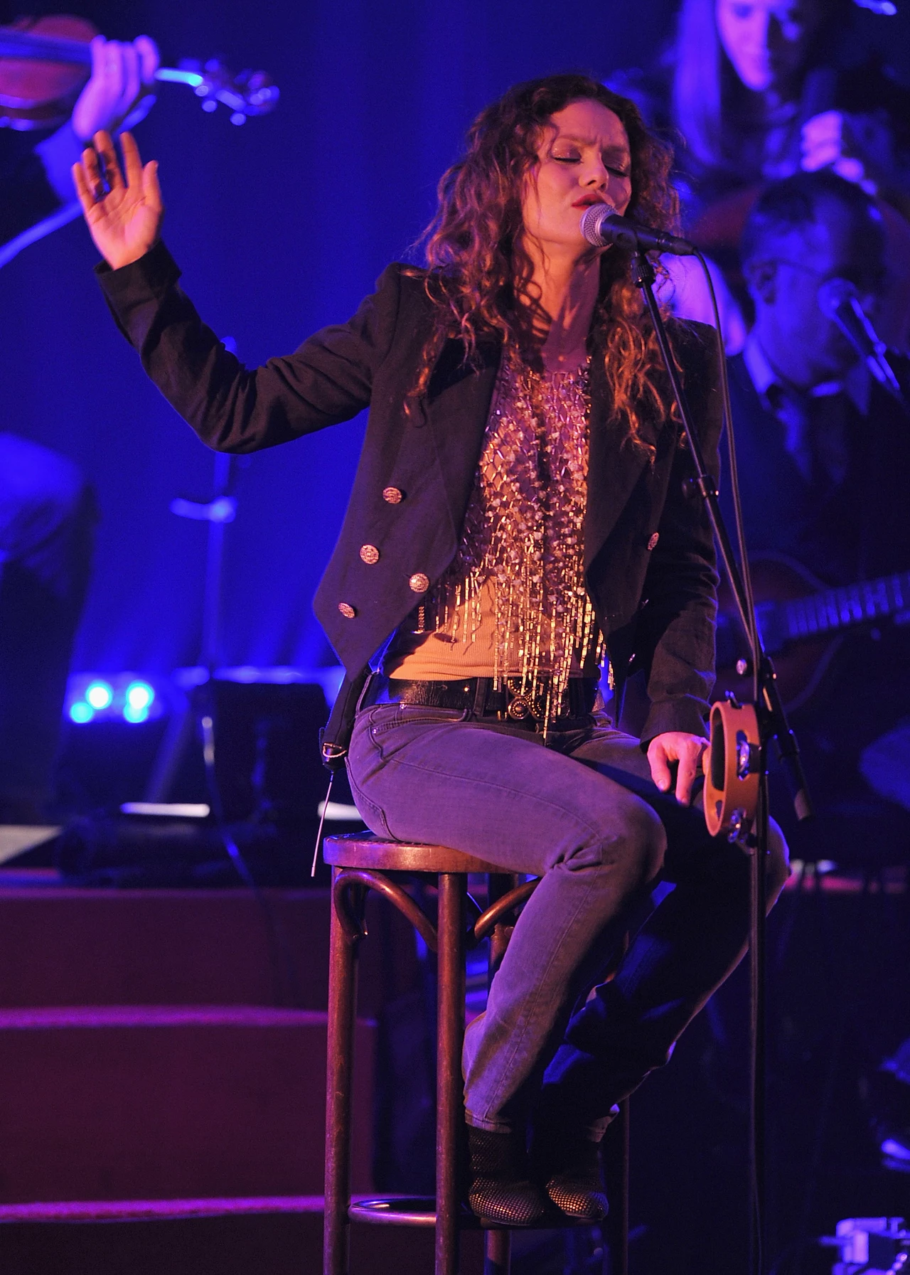 Równolegle z karierą aktorką Vanessa Paradis rozwijała działalność muzyczną. W 2000 r. ukazała się czwarta płyta "Bliss", na której gościnnie pojawił się Johnny Depp oraz ich roczna córeczka Lily Rose Depp. Johnny Depp wyreżyserował też teledysk do singla "Pourtant". Równolegle z karierą aktorką Vanessa Paradis rozwijała działalność muzyczną. W 2000 r. ukazała się czwarta płyta "Bliss", na której gościnnie pojawił się Johnny Depp oraz ich roczna córeczka Lily Rose Depp. Johnny Depp wyreżyserował też teledysk do singla "Pourtant".