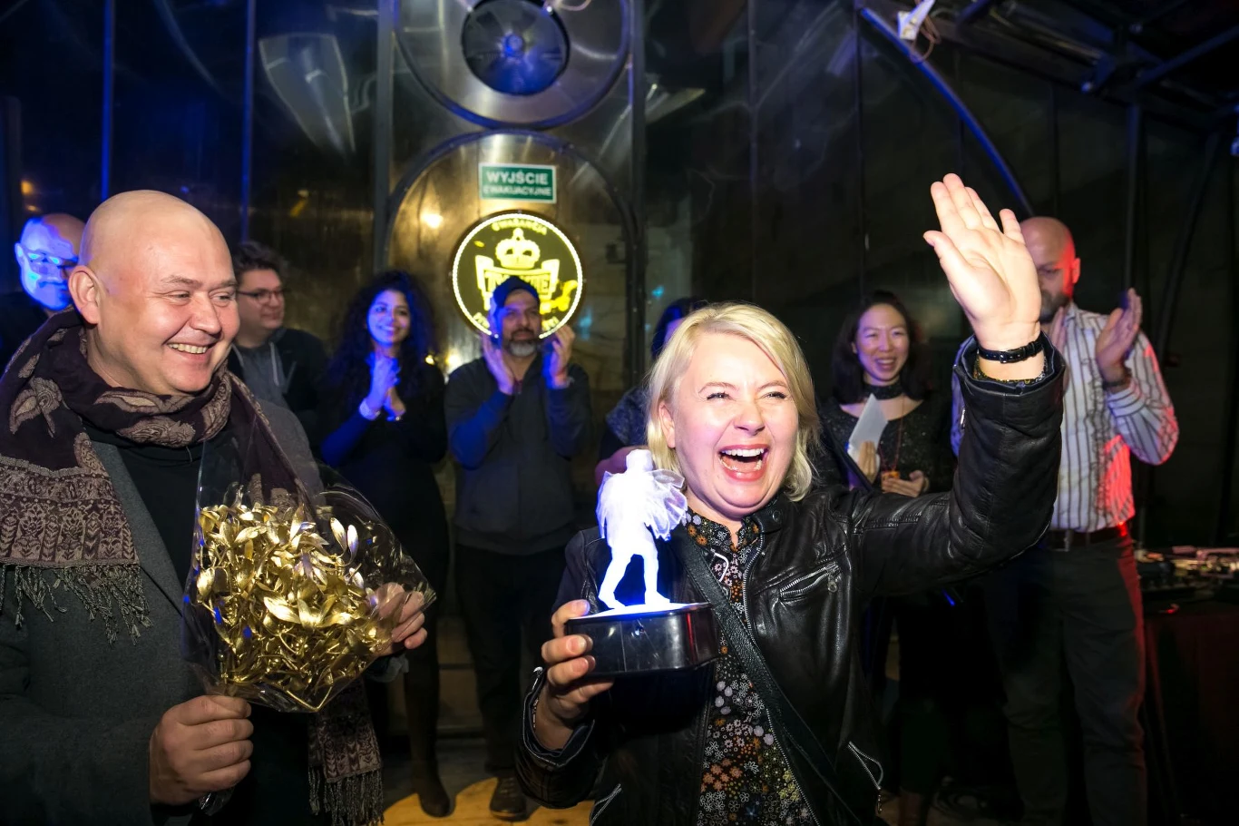 Małgorzata Kochan z nagrodą i dyrektorem festiwalu Bartoszem Szydłowskim