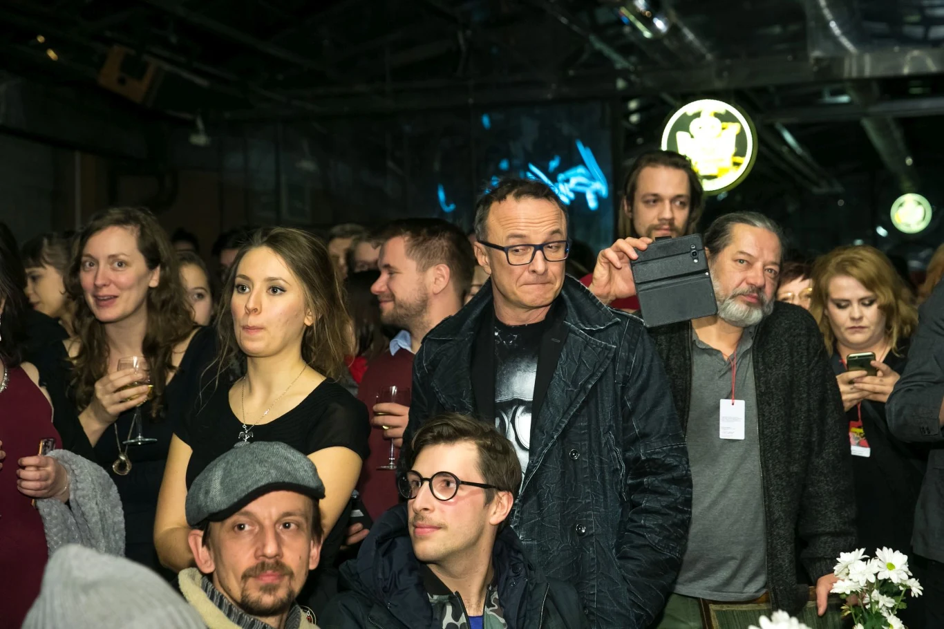 Nieco zaskoczony Piotr Pilitowski wśród festiwalowych widzów