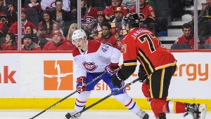 Byron Froese z Montreal Canadiens kontra Mark Jankowski #77 z Calgary Flames.