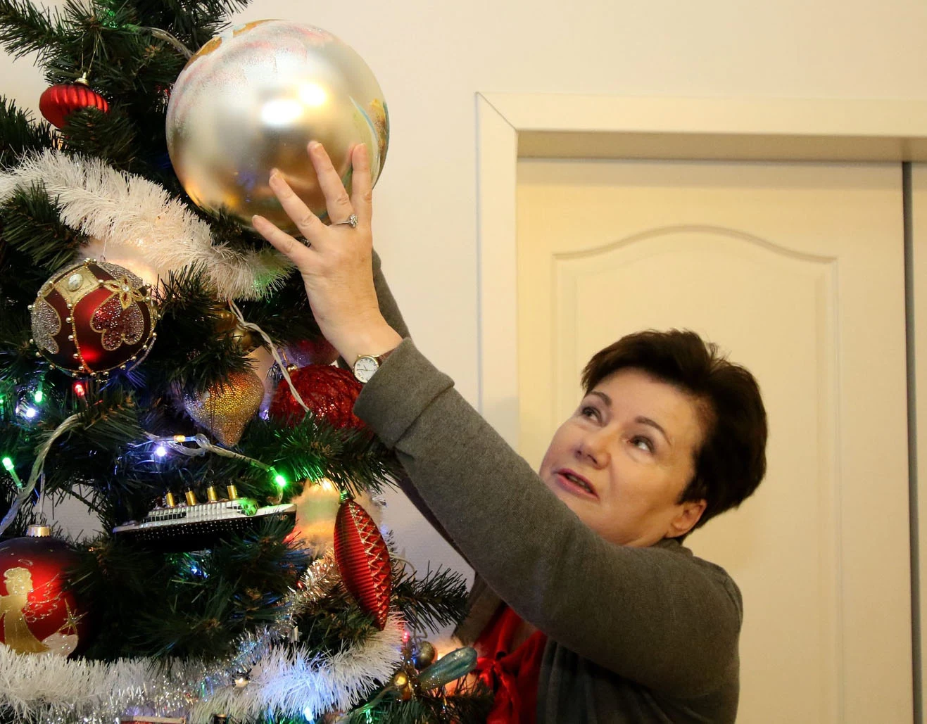 Hanna Gronkiewicz-Waltz wiesza bombkę Hanna Gronkiewicz-Waltz wiesza bombkę