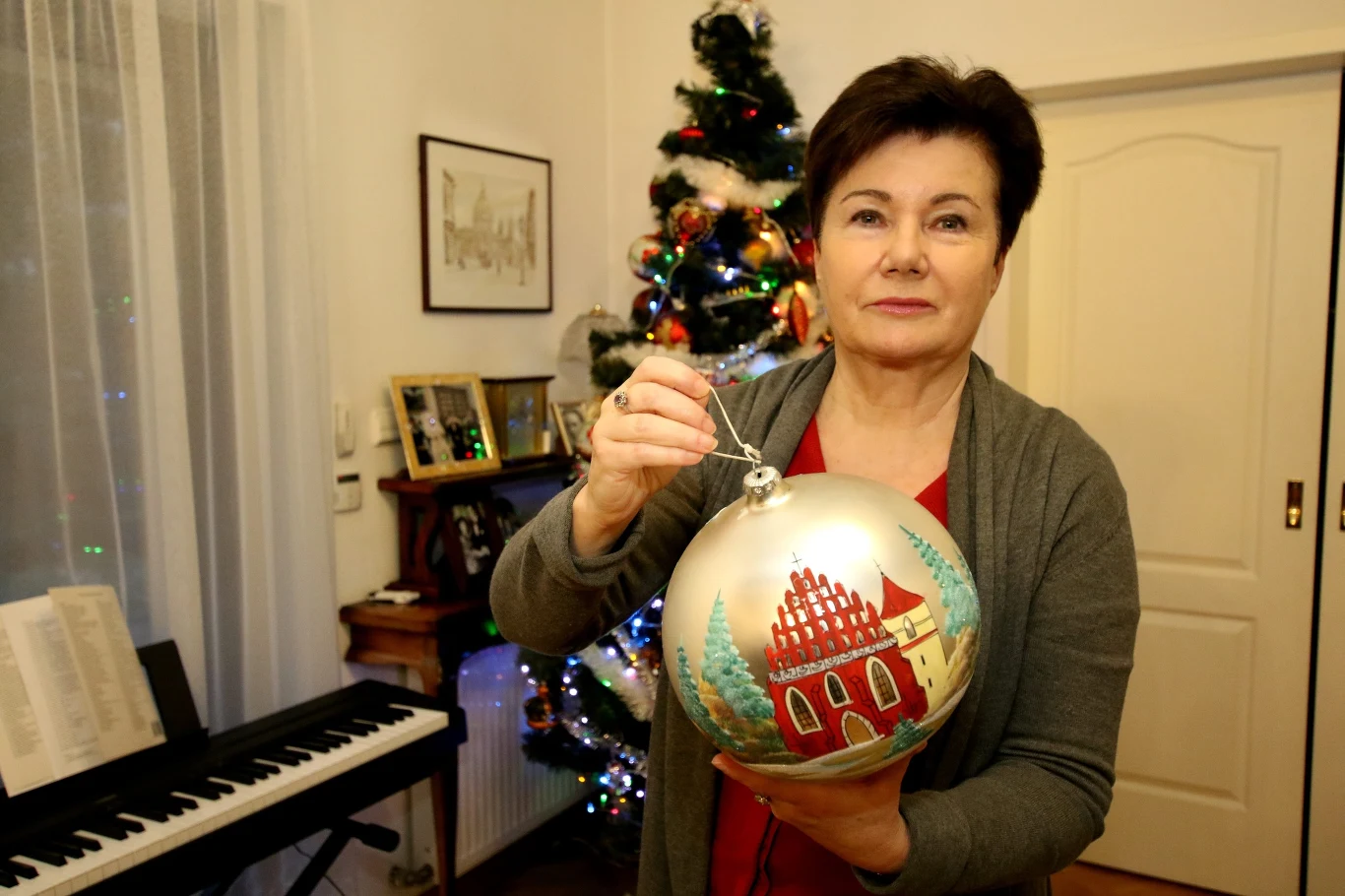 Hanna Gronkiewicz-Waltz pozuje z bombką Hanna Gronkiewicz-Waltz pozuje z bombką