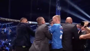 Artur Szpilka wtargnął do klatki i rzucił się na Tomasza Oświecińskiego; źródło: Twitter