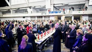 Przewodniczący Konferencji Episkopatu Polski, abp Stanisław Gądecki podczas Wigilii dla ubogich, bezdomnych i samotnych, zorganizowanej przez Caritas oraz Miasto Poznań