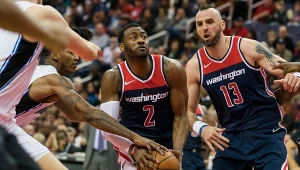 Marcin Gortat (z prawej) i John Wall.