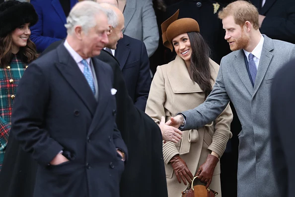 Meghan ubrana była w brązowy beret Maison Birk i beżowy płaszcz marki Sentaler. Meghan ubrana była w brązowy beret Maison Birk i beżowy płaszcz marki Sentaler.