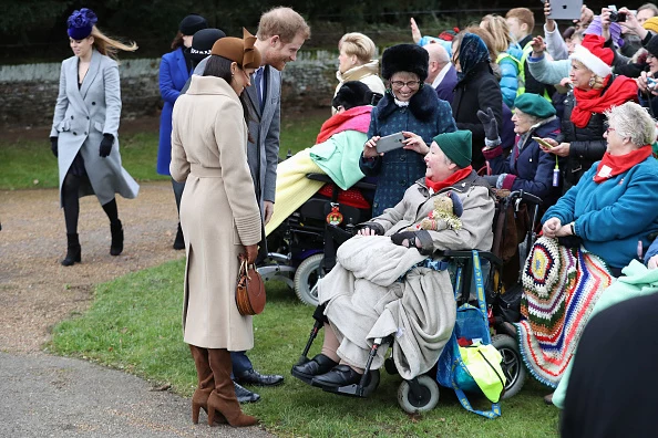 Po nabożeństwie Harry i Meghan rozmawiali z niektórymi z tłumu. Po nabożeństwie Harry i Meghan rozmawiali z niektórymi z tłumu.