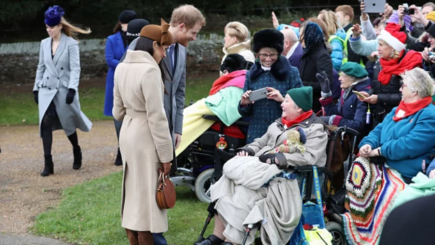 Po nabożeństwie Harry i Meghan rozmawiali z niektórymi z tłumu.