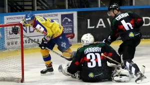 John Murray i Bartosz Ciura z GKS-u Tychy w ostatnim mecz z TatrySki Podhalem (na żółto Filip Wielkiewicz).