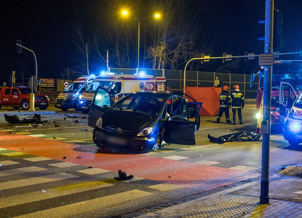 Miejsce wypadku, do którego doszło w nocy z 25 na 26 grudnia na skrzyżowaniu ul. Pryncypalnej z al. Bartoszewskiego w Łodzi. W zderzeniu dwóch aut zginęły trzy osoby, a siedem zostało rannych