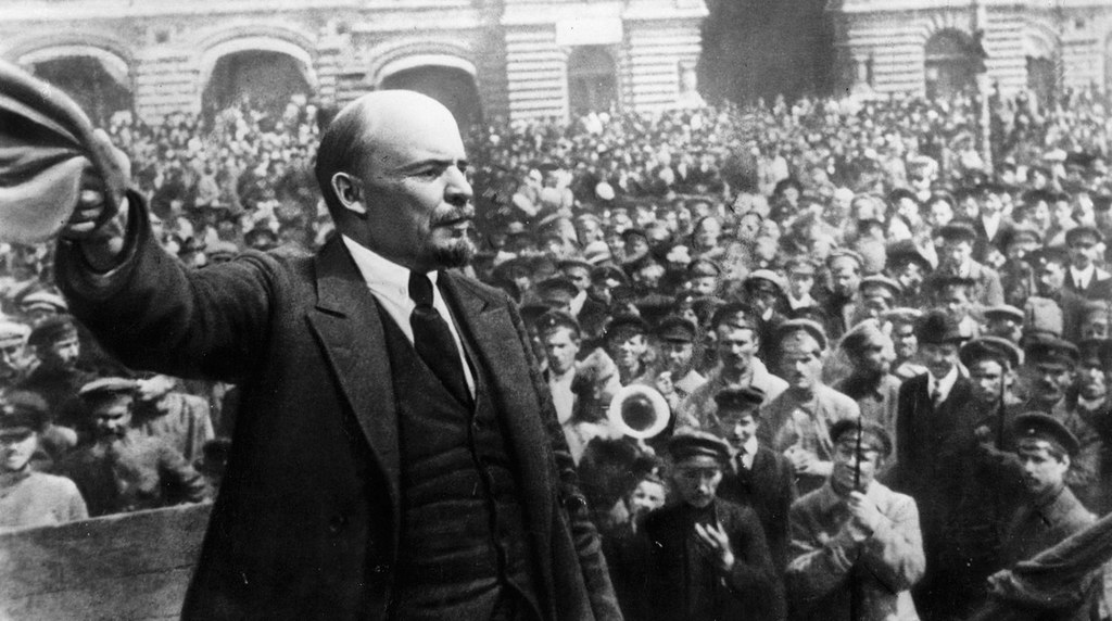 Lenin przemawia do tłumu w Petersburgu w grudniu 1917 roku