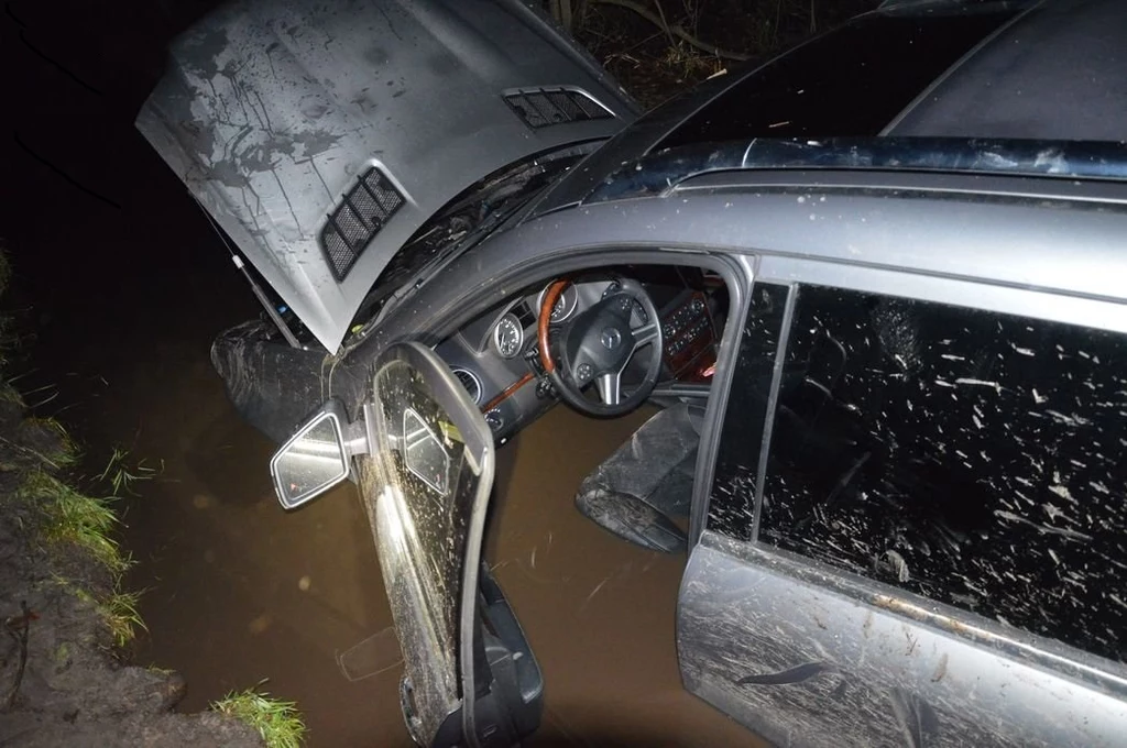 Mężczyzna uznał najwyraźniej, że SUV, taki jak Mercedes ML, poradzi sobie z przeprawą przez wodę