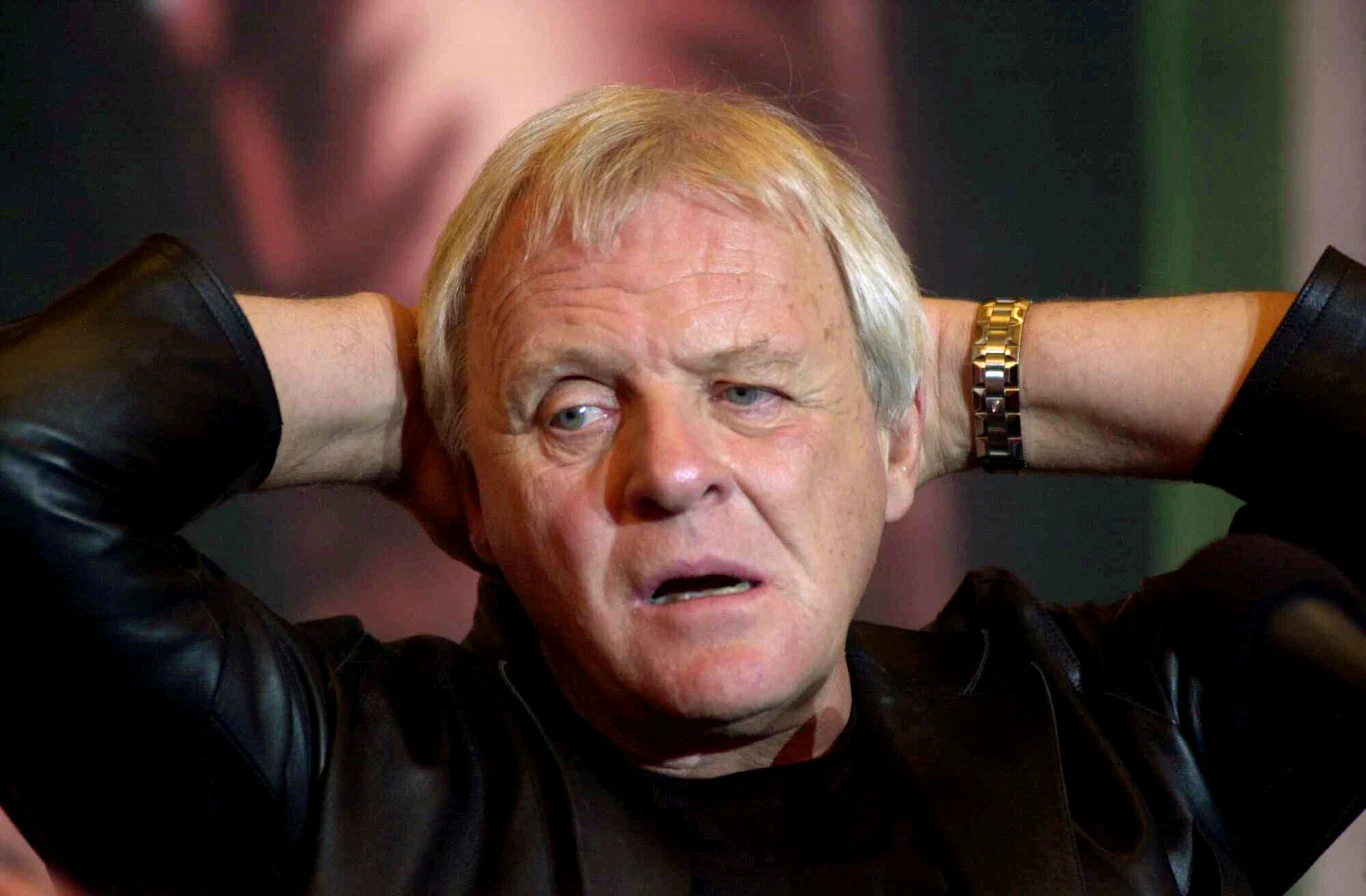 Słynne stały się także jego przygotowania do roli. Hopkins ma w zwyczaju notoryczne powtarzanie danej sceny, czasem nawet po kilkaset razy, aż do momentu, w którym "wszystko stanie się tak naturalne, że nawet nie mam świadomości grania" - tłumaczył w wywiadach. W ramach ćwiczeń aktor ma w zwyczaju uczenie się na pamięć utworów poetyckich, głównie Szekspira.