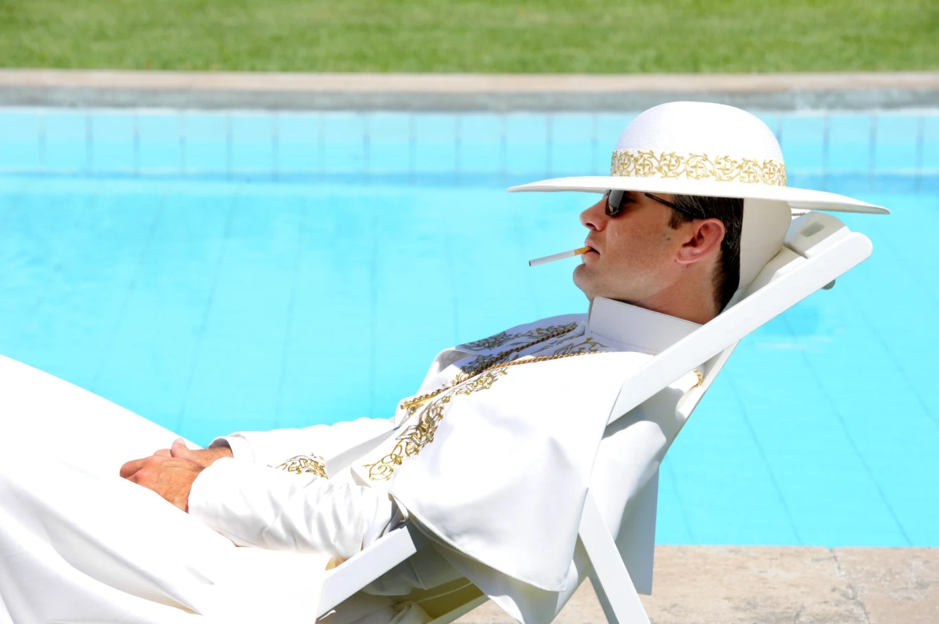 Ostatnią dużą rolą Jude'a Lawa jest tytułowa kreacja w serialu HBO "Młody papież".

"Obawiam się, że wizerunek papieża, w którego wciela się Jude Law (skądinąd kojarzący się z rolami amantów światowego kina), może być dla wielu nie do przełknięcia, mimo fikcyjności tej postaci. Jakby tego było mało Pius XIII jest w serialu pierwszym w historii amerykańskim papieżem, który namiętnie pali papierowy i nosi czerwone buty (co można jeszcze potraktować jako ukłon wobec byłego papieża Ratzingera). Co jednak powiedzieć wobec faktu, że Pius XIII pija na śniadanie cafe... americano (we Włoszech to ciężka obraza), uwielbia colę, miewa niekoniecznie świętobliwe sny, jest porzuconym dzieckiem hipisów, ale nade wszystko to człowiek, który ma problem z własną wiarą w Boga i jest pełen sprzeczności?" - Mariola Wiktor pisała dla Interii po weneckiej premierze serialu.