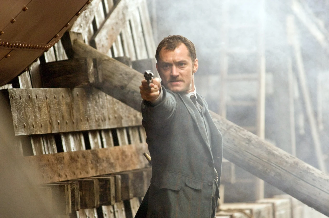 Doktor Watson nigdy nie był tak elegancki i błyskotliwy jak we wcieleniu Jude'a Lawa. Aktor partnerował Robertowi Downeyowi Jr. w dwóch filmach o przygodach Sherlocka Holmesa w reżyserii Guya Ritchiego.