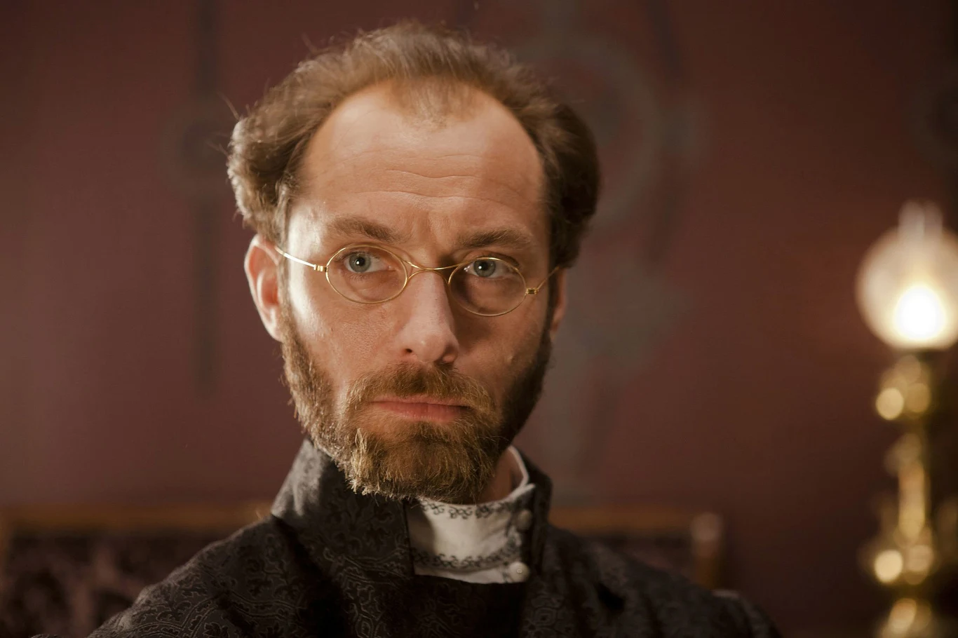 W "Annie Kareninie" Joe Wrighta Law wcielił się w postać upokorzonego męża tytułowej bohaterki (Keira Knightely), porzuconego przez żonę na rzecz młodego oficera Wrońskiego (Aaron Taylor-Johnson). Z tej okazji aktor zaprzestał golenia, zadowalając się tylko rutynowym przycinaniem brody.