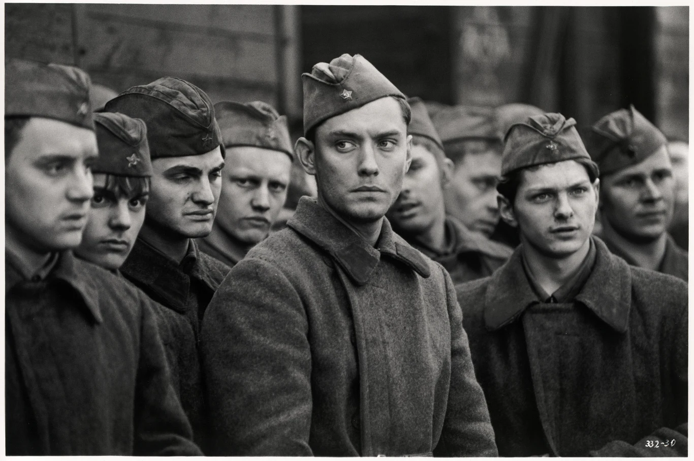 W opartym na faktach filmie Jean Jacquesa Annauda "Wróg u bram" (2001) Jude Law zagrał radzieckiego snajpera Wasilija Zajcewa, który zabija setki nazistów podczas oblężenia Stalingradu. Bohater Lawa zakochuje się w Tani (Rachel Weisz), jednej z wielu bohaterskich obrończyń miasta, walczących ramię w ramię z mężczyznami na froncie.