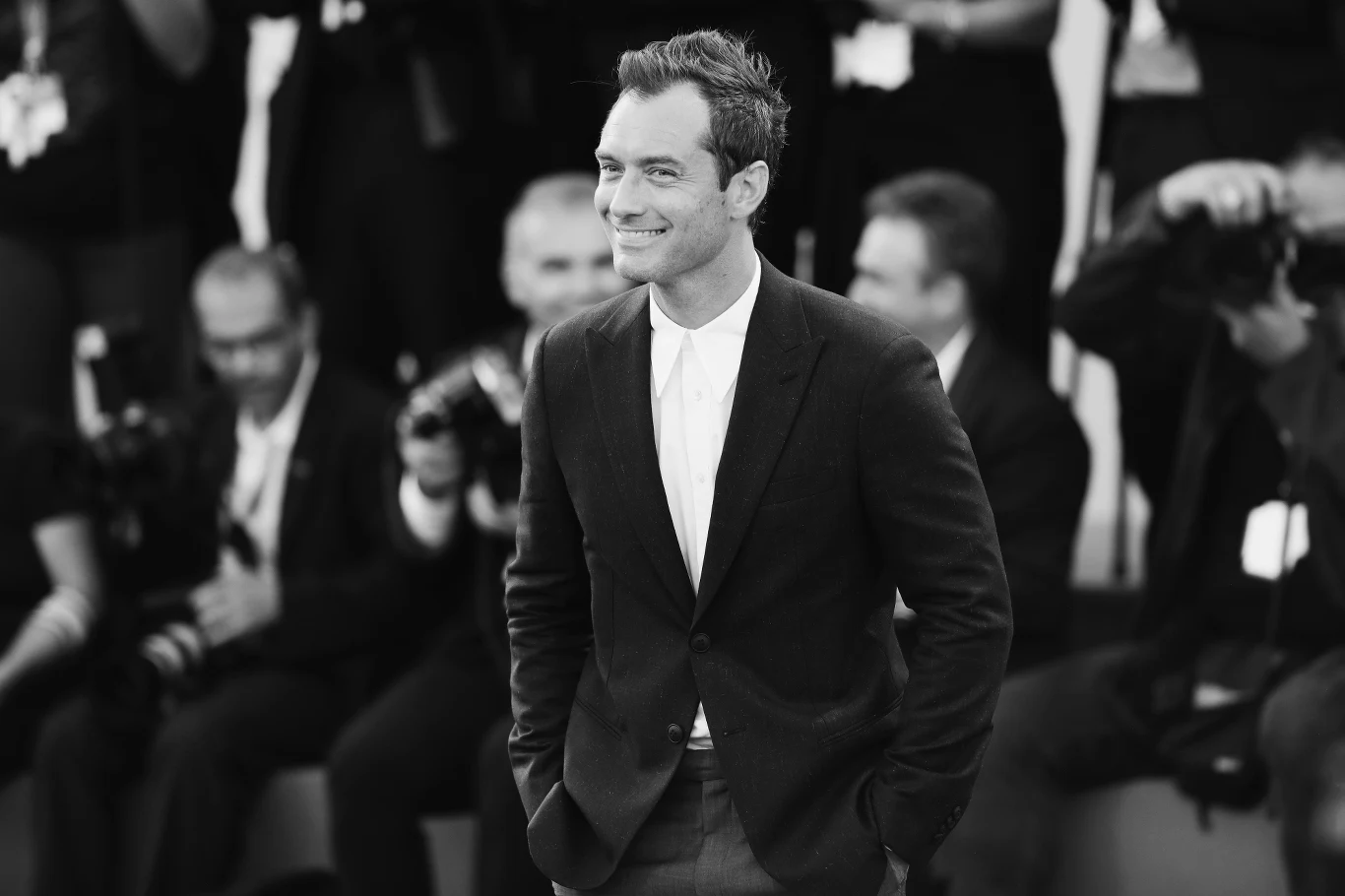Jude Law, uważany za jednego z najwybitniejszych aktorów angielskich w piątek, 29 grudnia, skończył 45 lat. Najseksowniejszy mężczyzna świata 2004 roku według magazynu "People", nominowany do Oscara za rolę w filmie "Utalentowany pan Ripley" przyznał w 1992 roku w programie "The Tonight Show with Jay Leno", że imię otrzymał na cześć piosenki Beatlesów "Hey Jude". 