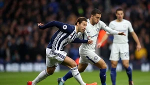 Grzegorz Krychowiak w starciu z Edenem Hazardem podczas meczu z Chelsea Londyn