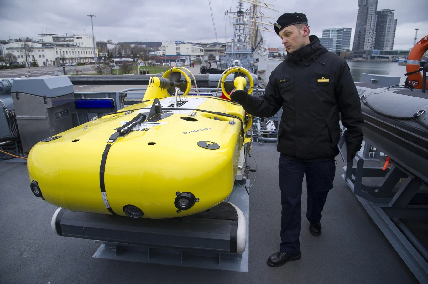 Komandor podporucznik Michał Dziugan, dowódca okrętu przy sonarze samobieznym o zmiennej głębokości zanurzenia SHL-300 zamontowanym na pojezdzie podwodnym Saab Double Eagle Mark III