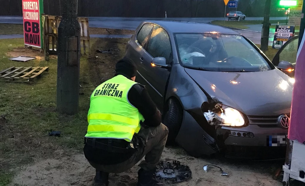 Kierowca Volkswagena Golfa stracił panowanie nad autem w czasie ucieczki