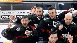 Jakub Witecki (2. L), pod nim John Murray, po zdobyciu Lotto Pucharu Polski.