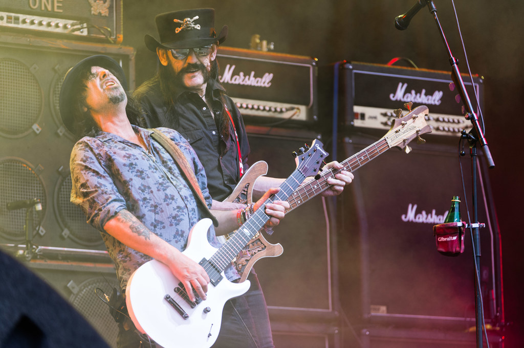 Phil Campbell złożył hołd Lemmy'emu (z prawej)