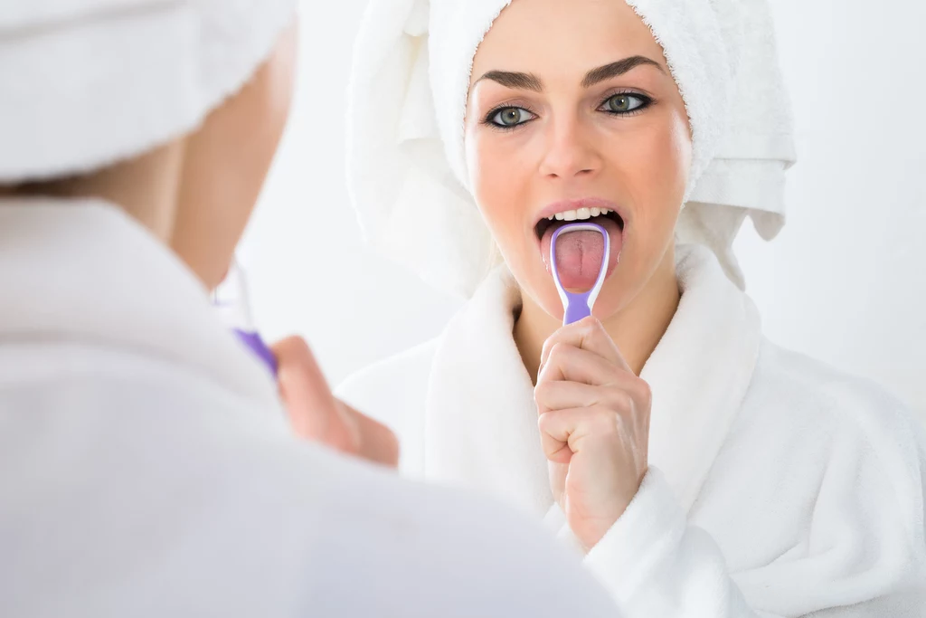 Zadbaj o staranną higienę jamy ustnej - również czyszczenie języka