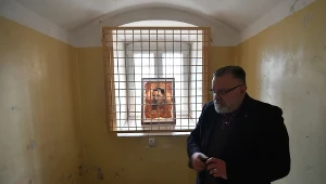 Dyrektor Muzeum Żołnierzy Wyklętych i Więźniów Politycznych PRL Jacek Pawłowicz w celi generała Augusta Fieldorfa "Nila"