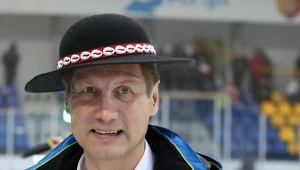 Trener Aleksandrs Belavskis od burmistrza Nowego Targu Grzegorza Watychy i prezes TatrySki Podhala Agaty Michalskiej otrzymał atrybuty władzy: ciupagę i góralski kapelusz.